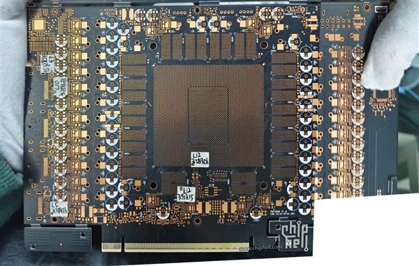 RTX 5090 PCB电路板首次泄露!3528平方毫米封装巨型核心