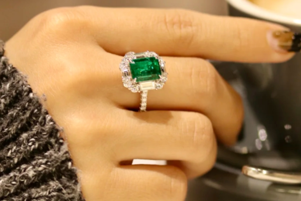 准婆婆送的礼物,周大福2克拉祖母绿戒指