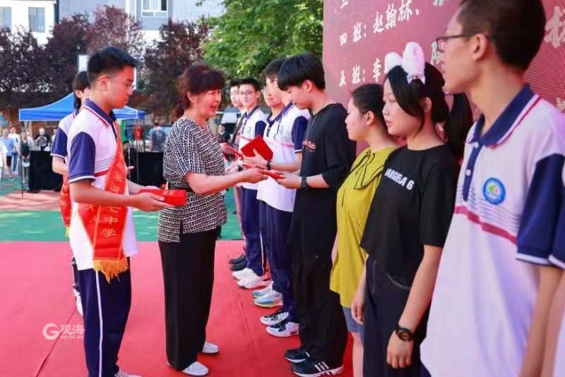 青岛四十七中毕业典礼创意出圈,露天音乐会"走心"致敬最美青春