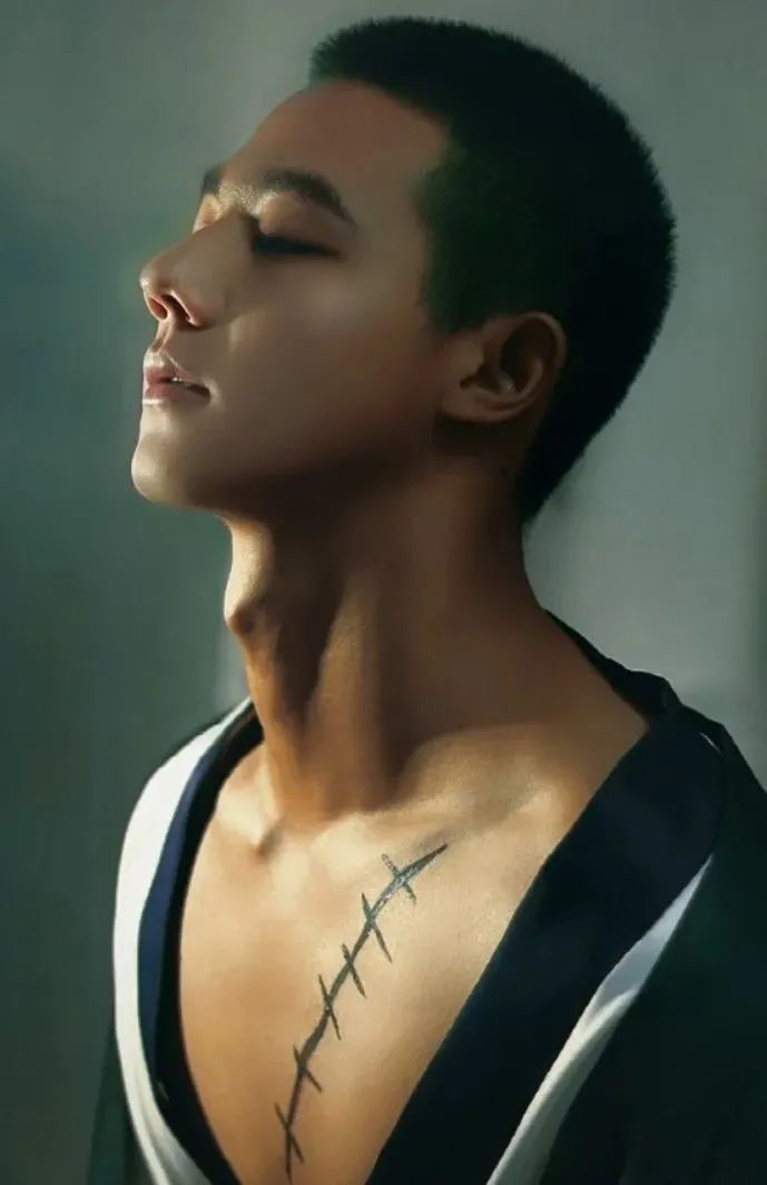 网吧里超帅的大鼻子寸头帅哥被抓拍火了,原来是西昌学院的体育生