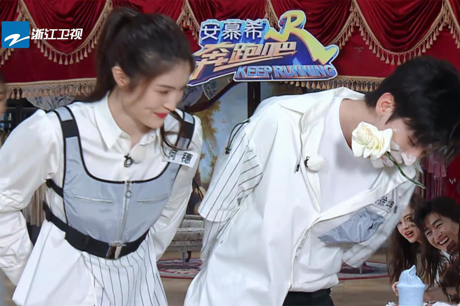 叫何穗太普通,叫超模太俗气,听到蔡徐坤称呼,私下关系一目了然