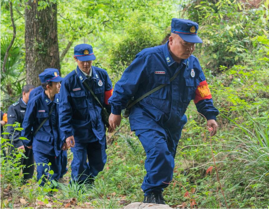 武夷山大红袍武警守护图片