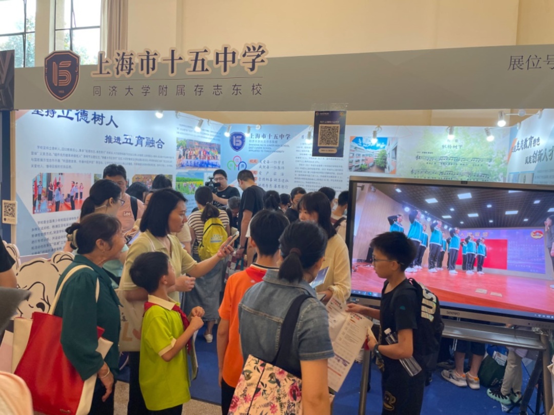 上海市第十五中学展位上可以体验药香囊和生态球制作,校园里可以吃到
