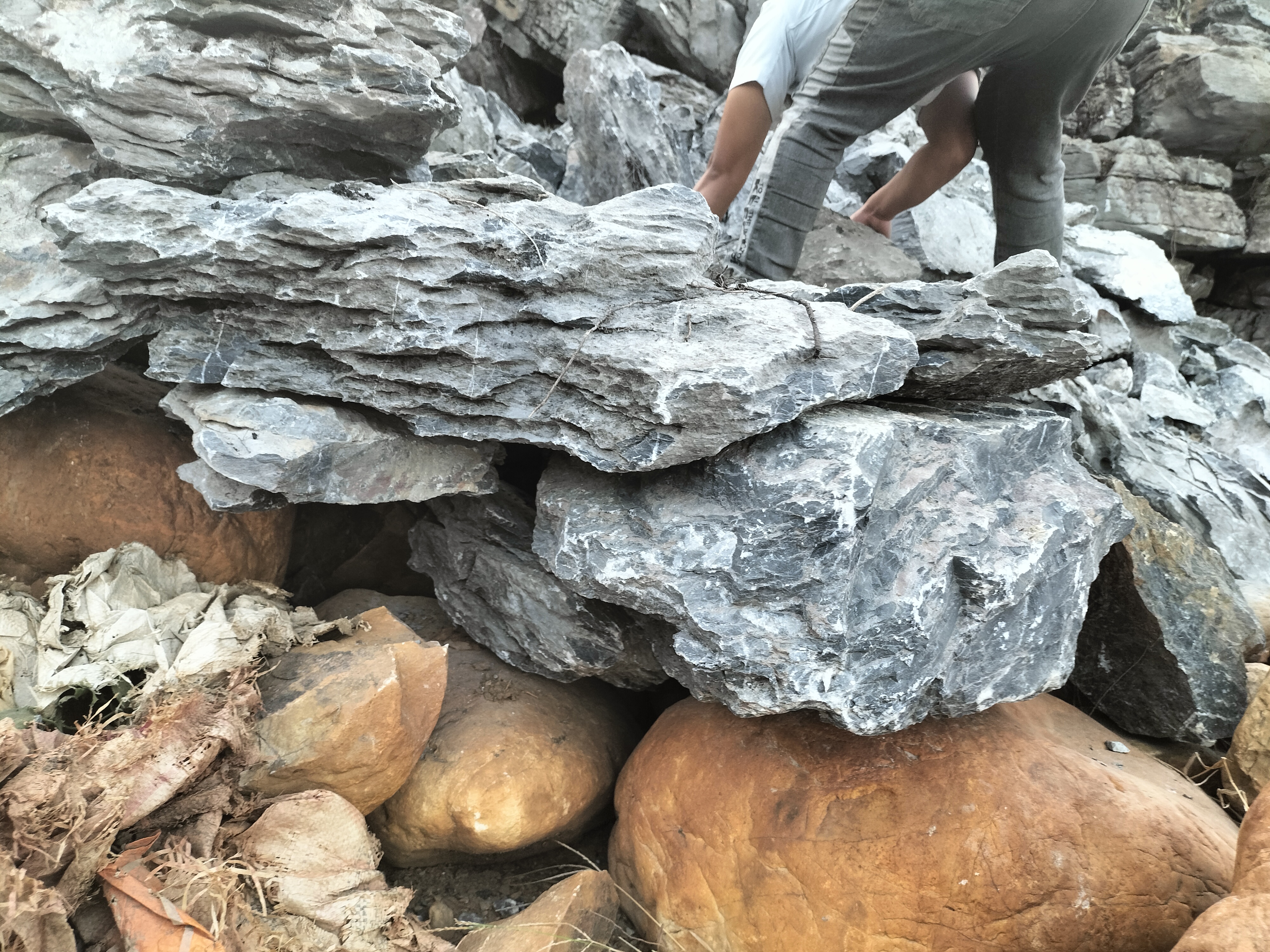 叠式英石批发基地,叠山石多少钱一吨,一吨有多少块英德石