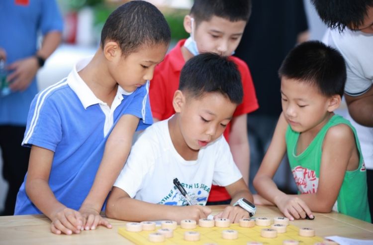"全民健身日"象棋推广深圳主会场 大师李少庚带来公益讲堂