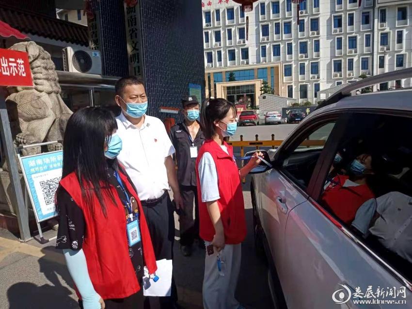 涟源三中全力做好高一新生报到工作