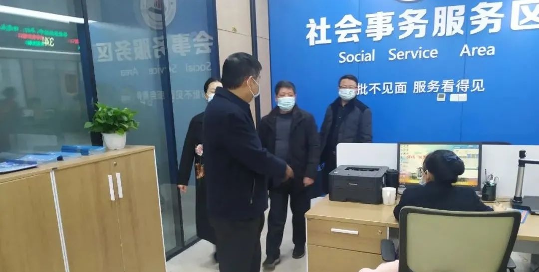 市应急管理局局长章志芳一行到市政务服务中心应急窗口调研