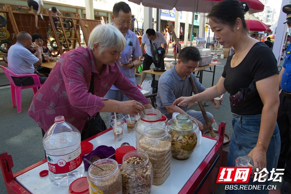 要問益陽特色有啥門道?還是要屬美食街上的擂茶最俏!