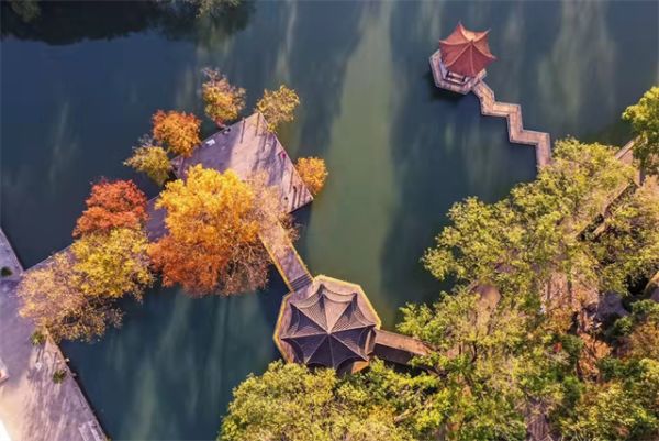 湖北荆门:层林染象山 五彩映龙泉