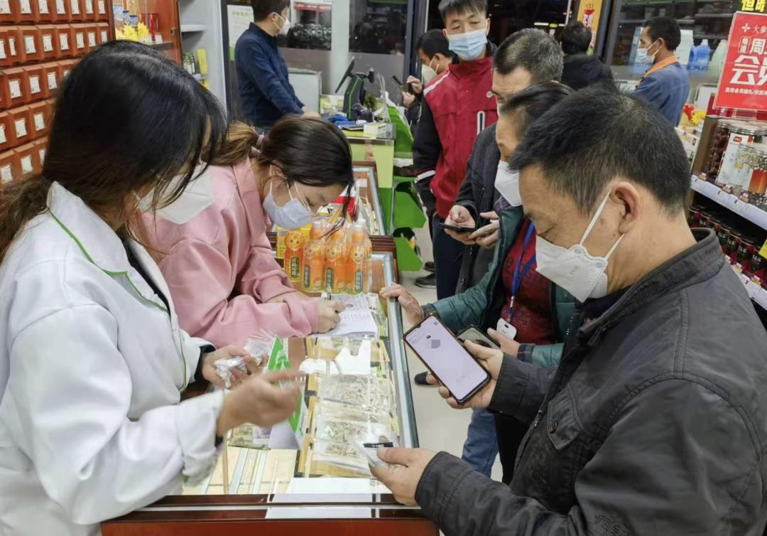 首批40多万片退烧药昨日到货江海药店:市民有序排队购药,党员义工坚守