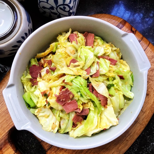 火腿炒手撕包菜,荤素搭配,营养满满