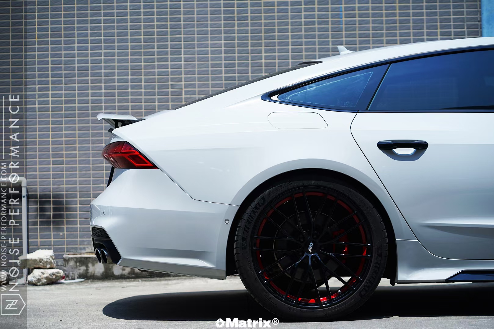 奥迪s7矩阵改色膜亮白,柔和亮眼的视觉效果