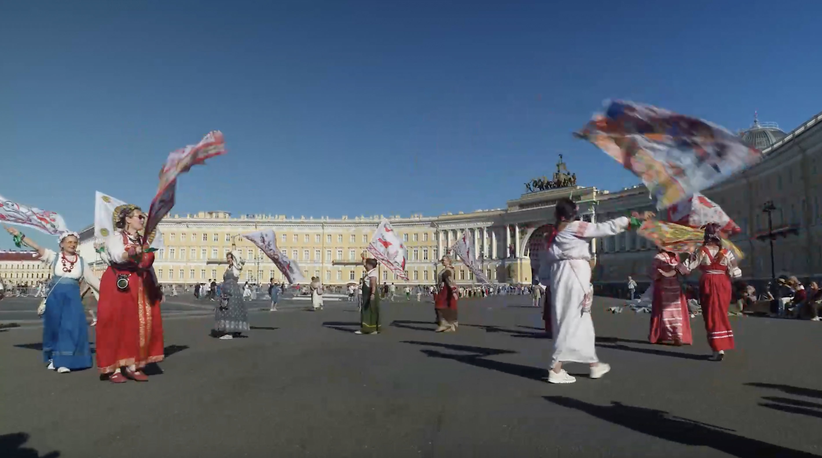 俄罗斯冬宫广场上演大型圆圈舞