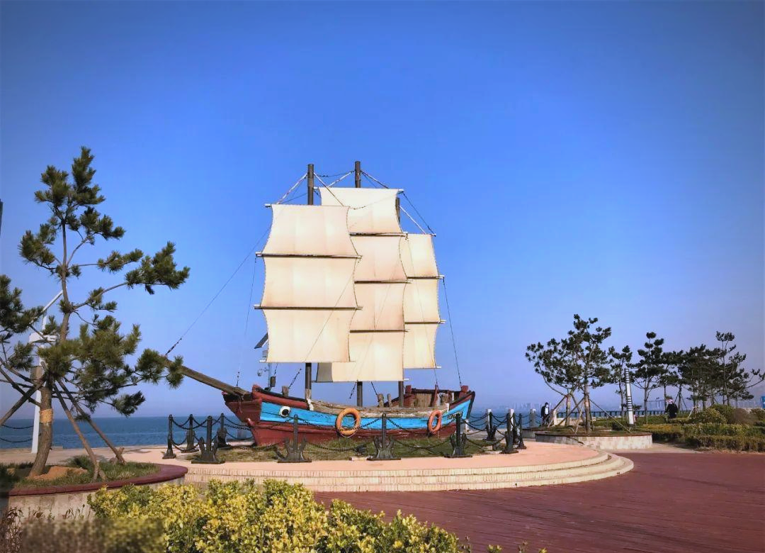 融合创新示范区的东北隅,有一处别具一格的滨海胜地
