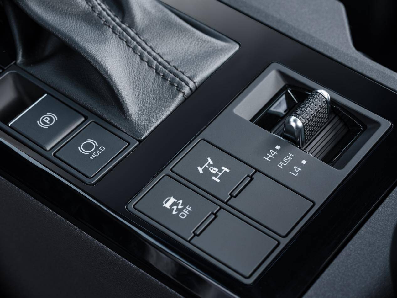 丰田霸道车,后视镜折叠开关,在那里