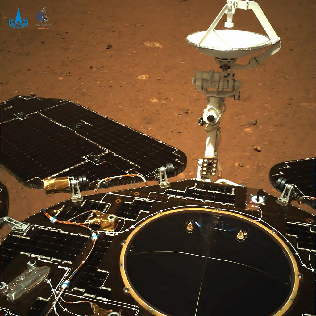 "祝融号"火星车成功驶上火星表面