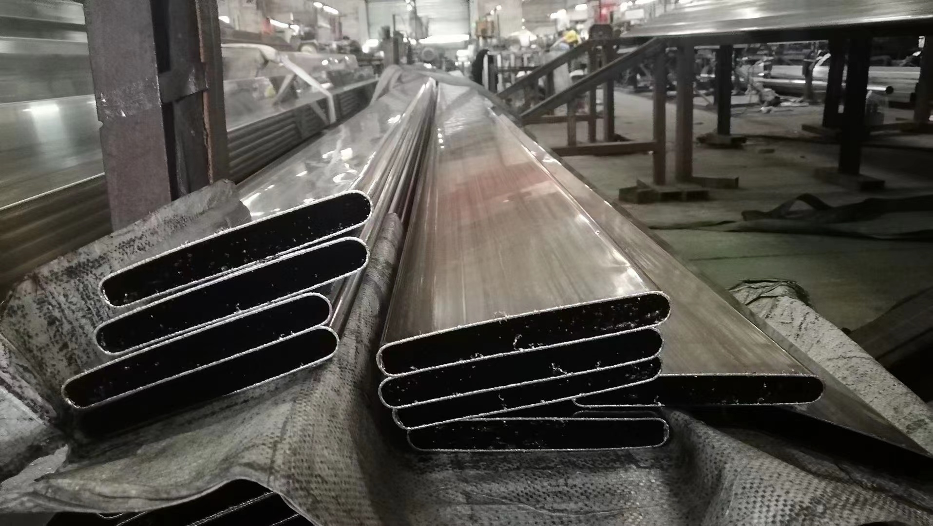 鑫丰亿不锈钢异型管车间图片