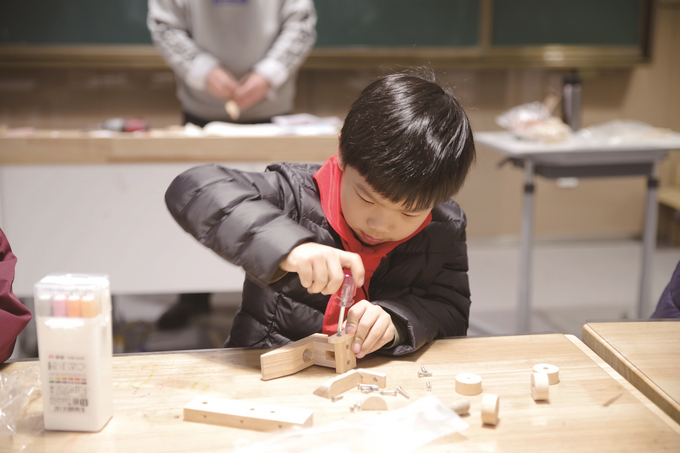 拉小分校方兴小学 首届校园创意木工大赛举行