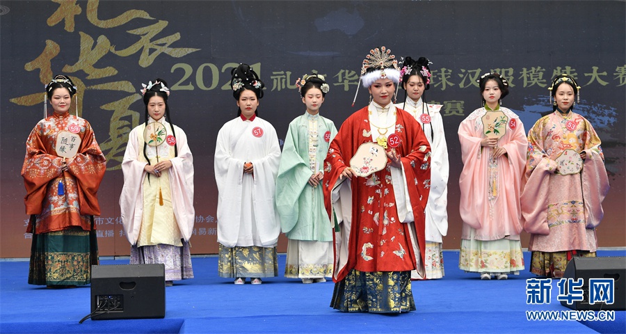 郑州:汉服模特走t台 美轮美奂展风采