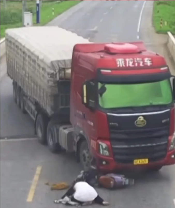 女子骑电动车闯红灯被大货车撞飞