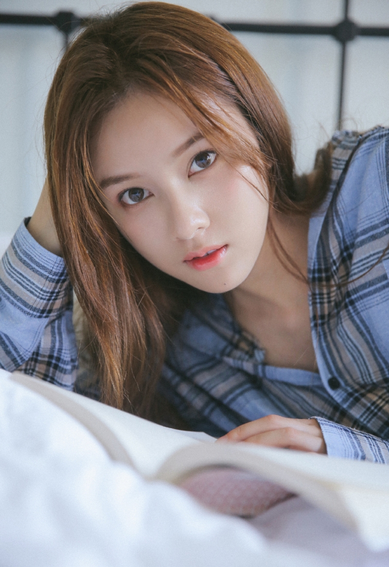 人像摄影:阳光下小露香肩的清纯女孩