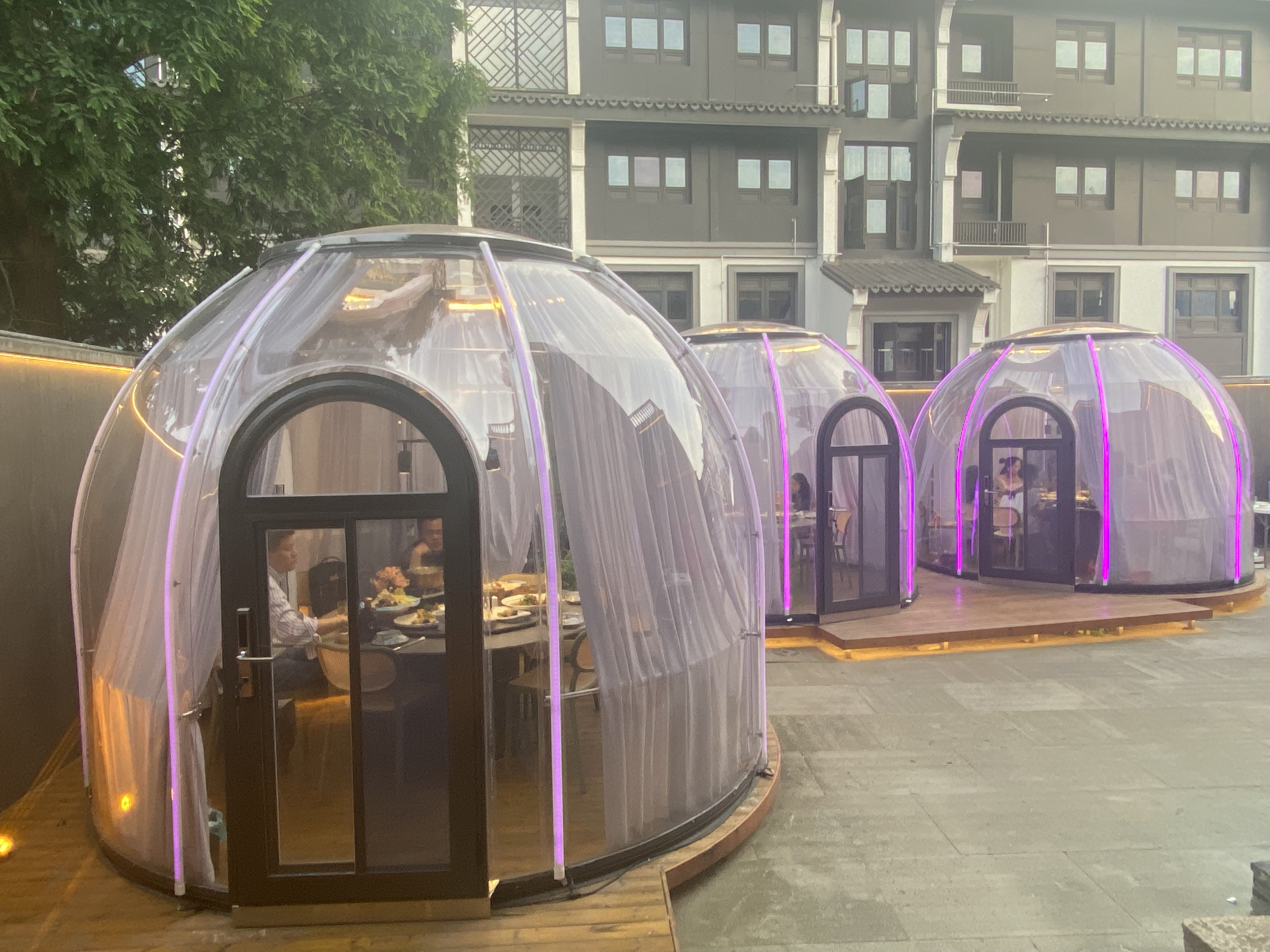 探讨透明星空房的优势和特点:如何满足您的户外餐饮需求?