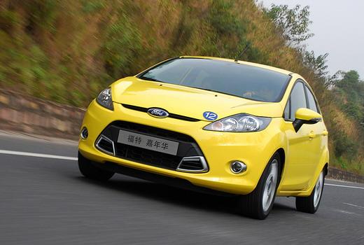 福特嘉年华三厢的油耗与同级别车型相比怎么样?