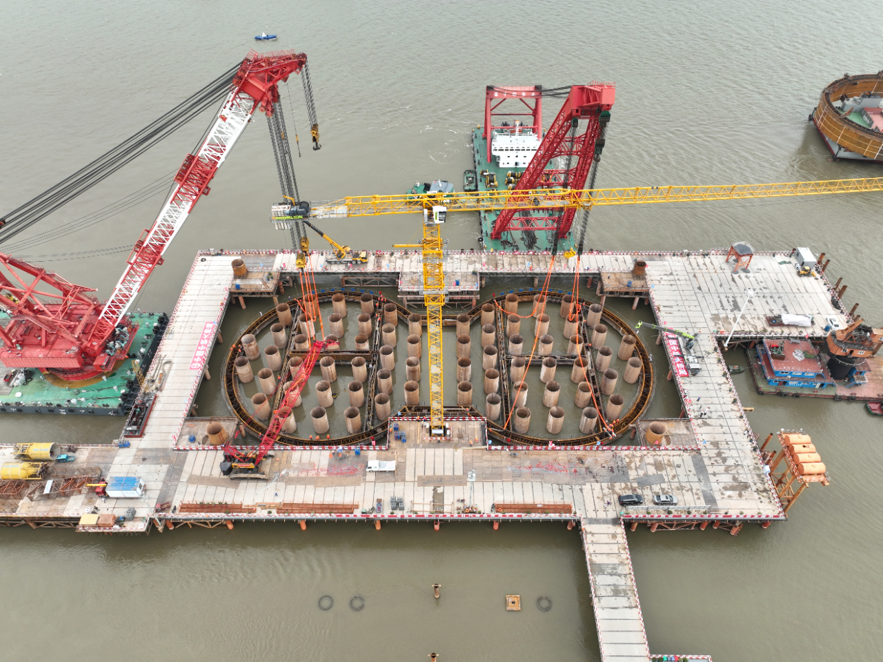 世界最大哑铃形钢围堰安装