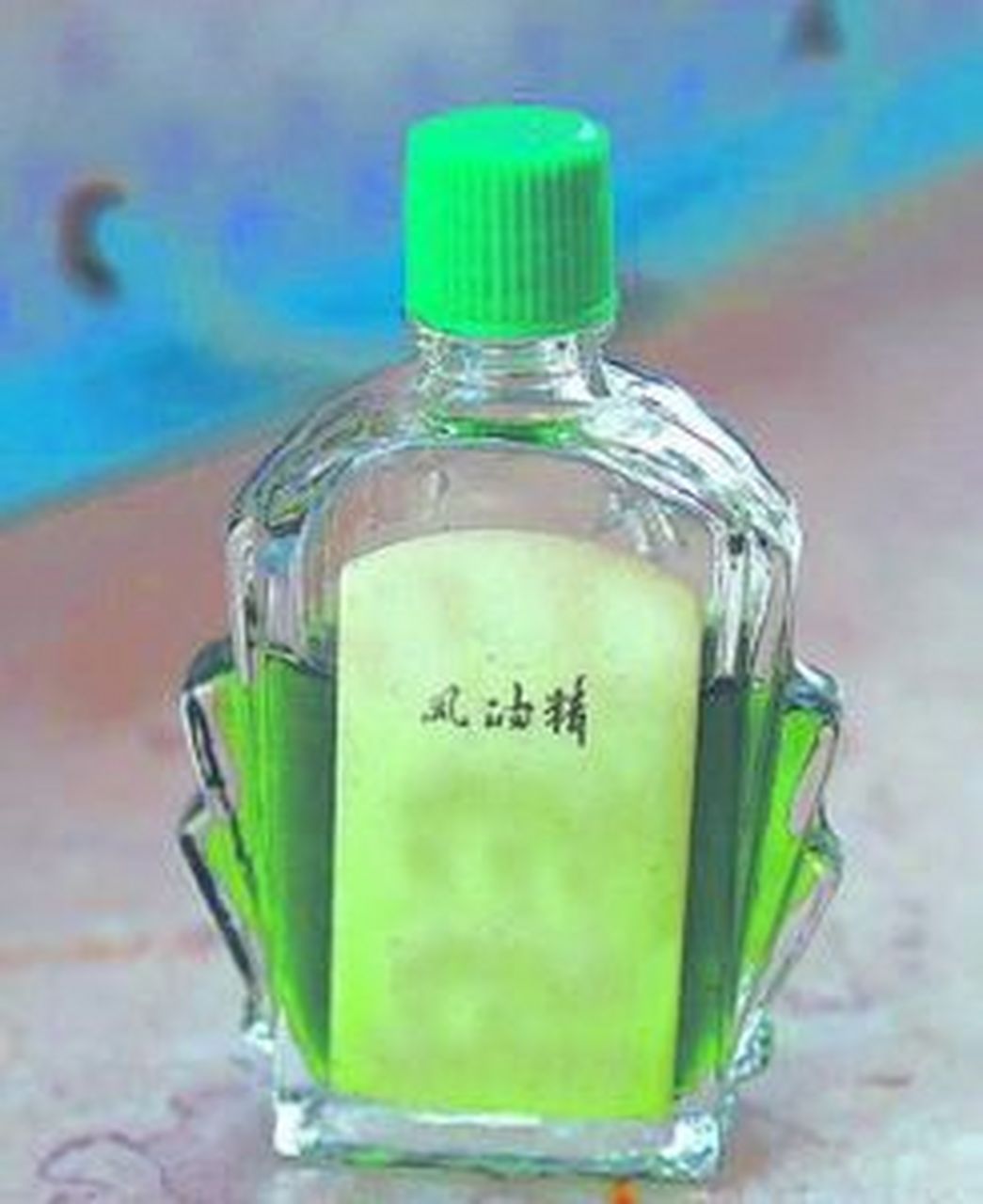 风油精如何有效驱蚊: 1,点蚊香驱蚊时,可往蚊香上滴几滴风油精,不仅