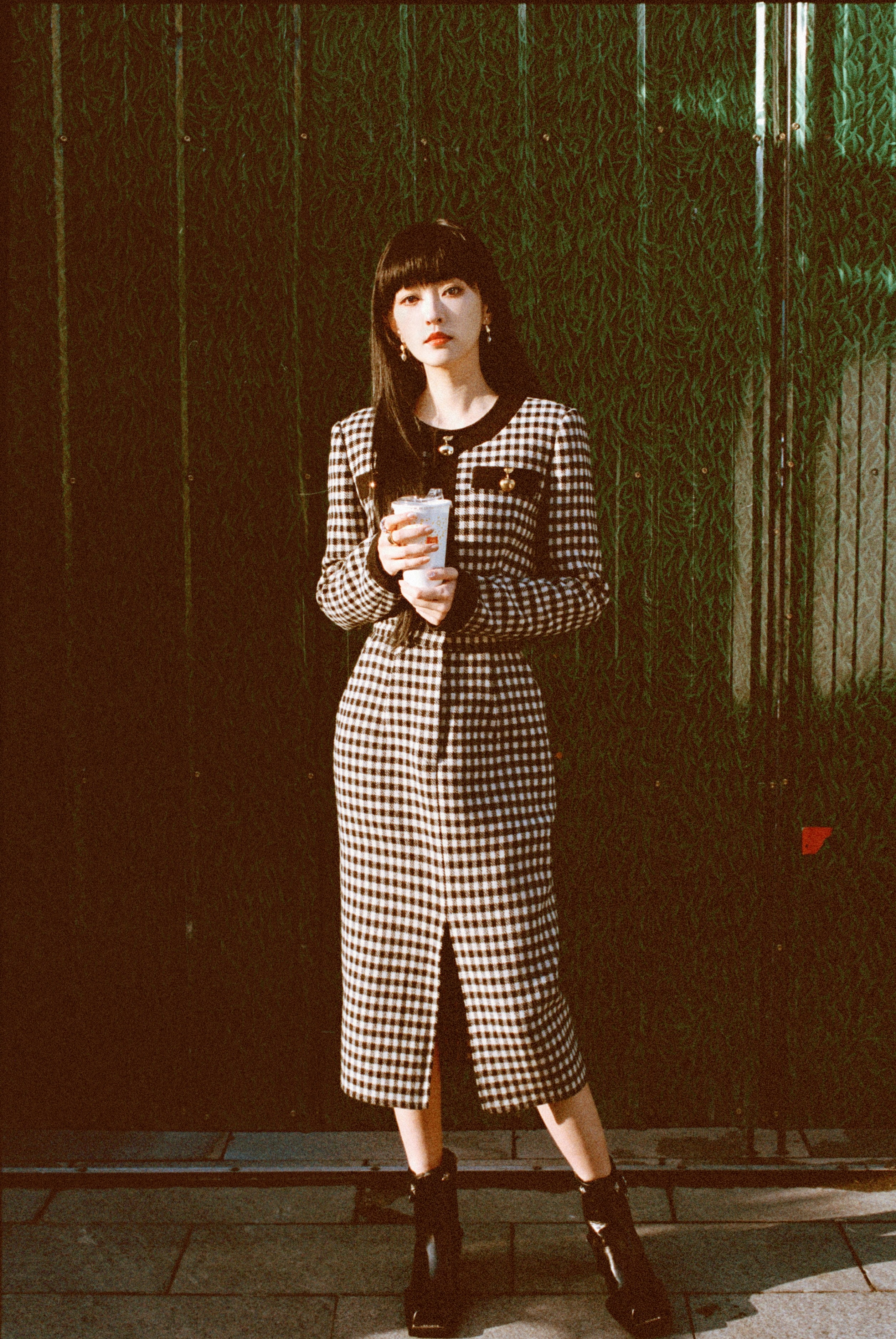 刘泳希冬至写真曝光 完美驾驭齐刘海造型 引领复古潮流