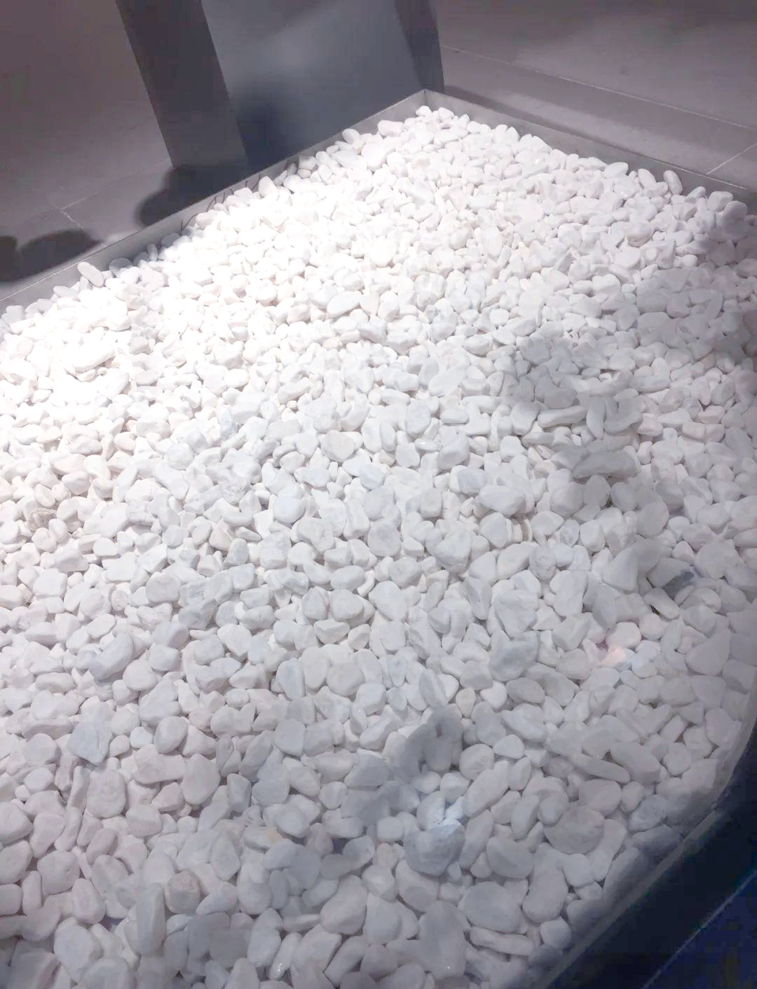 白色砾石:室内外装饰的理想选择