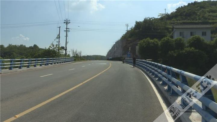 3公里,採用二級公路標準,雙向兩車道達12米寬,並設有人行步道,為村民