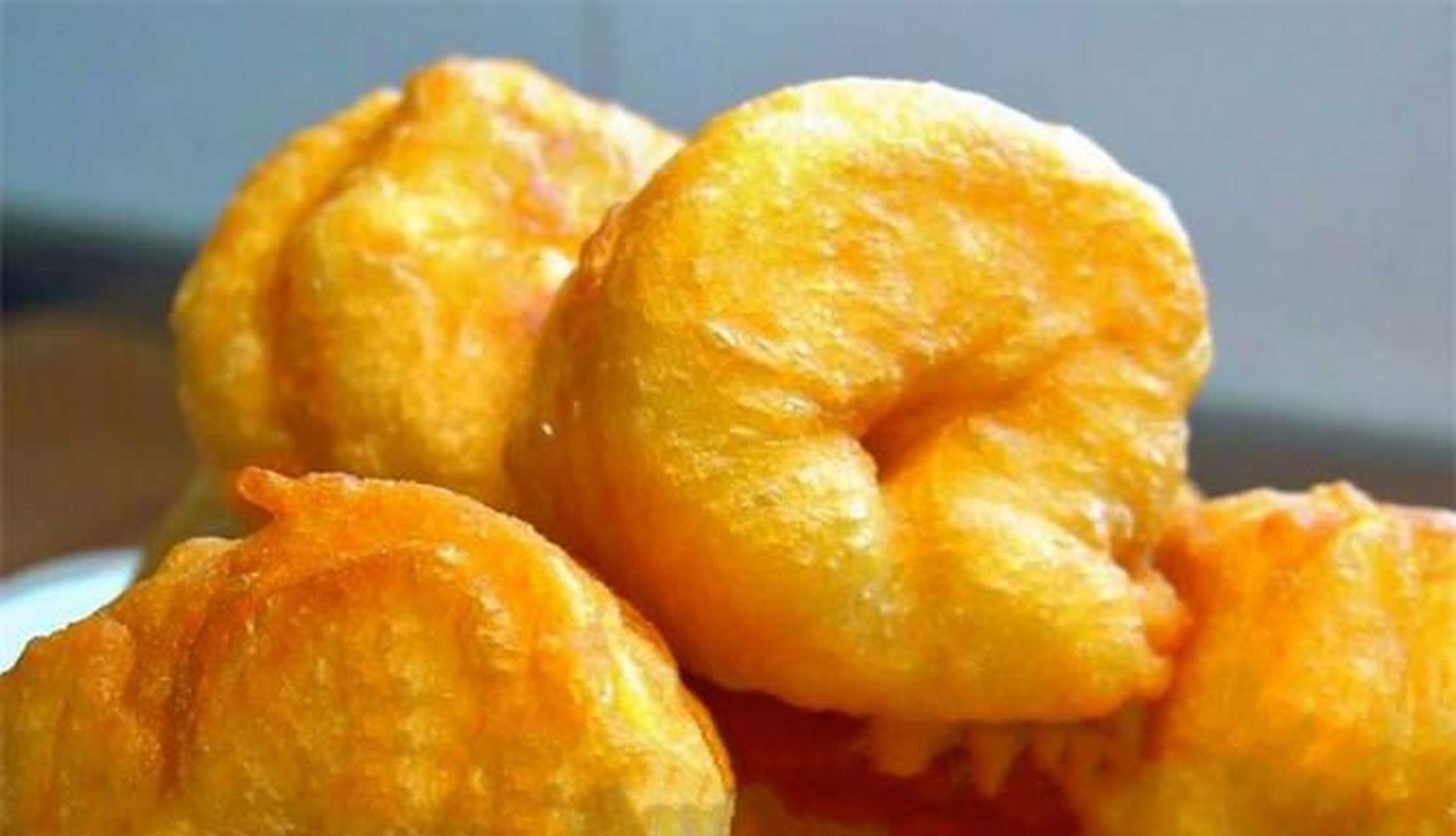 山东菏泽小吃炸面泡,外脆里软气孔多,比油条还简单好吃.