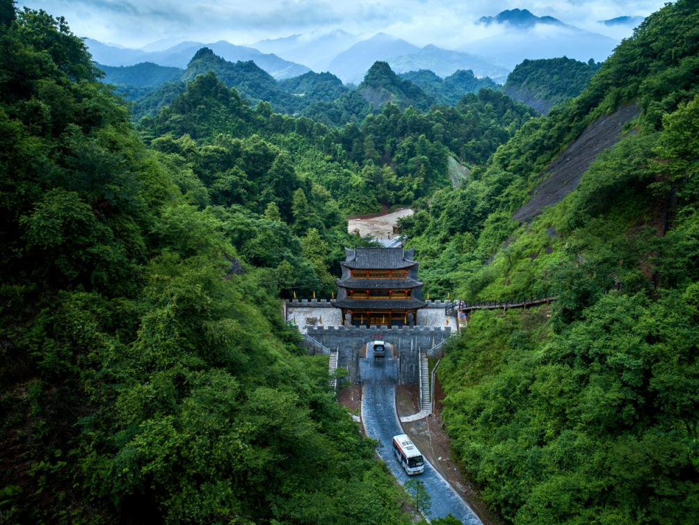 以沅陵碣滩茶为核心 ,挖掘辰 龙关历史文化,结合茶叶生产与休闲旅 