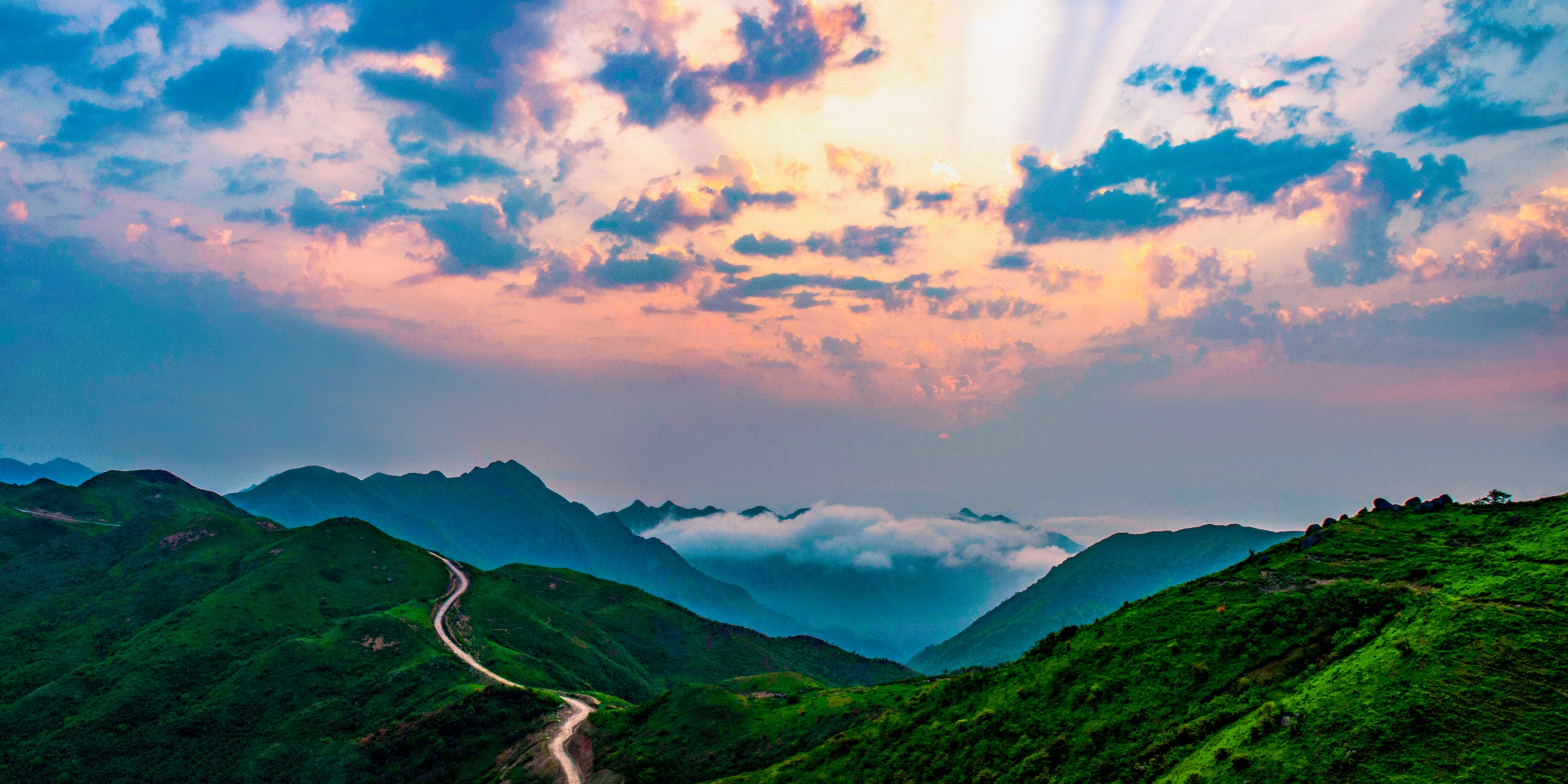 美丽蕉江瑶族宝盖山风光