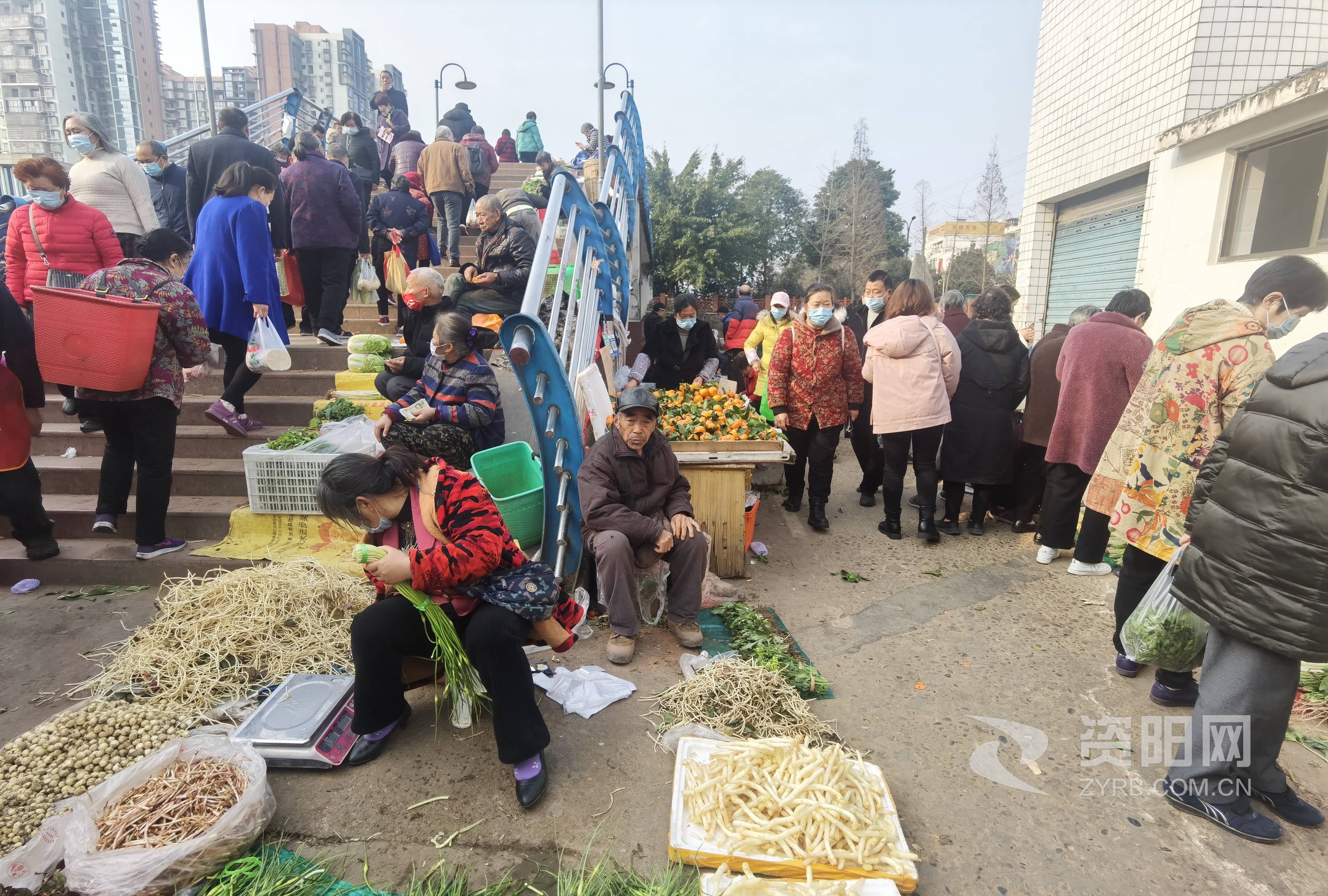 城西市场天桥下摆摊收费是否合理?官方回应:合理经营行为