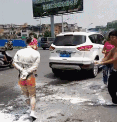 搞笑gif段子:男朋友发了张照片,没想到被绿了,哈哈哈哈哈