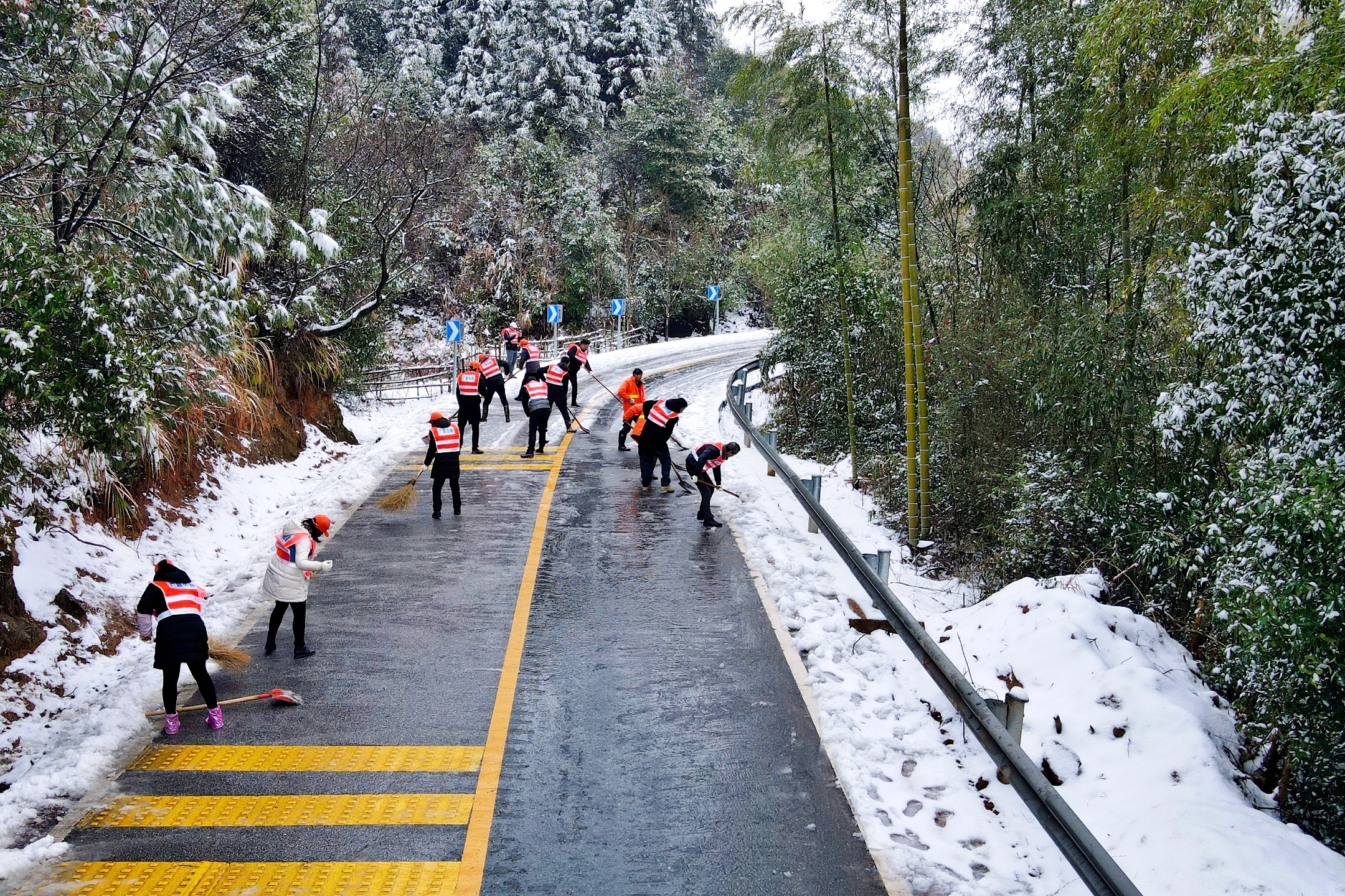 广昌路上,公路人演绎一场浴"雪"保通战