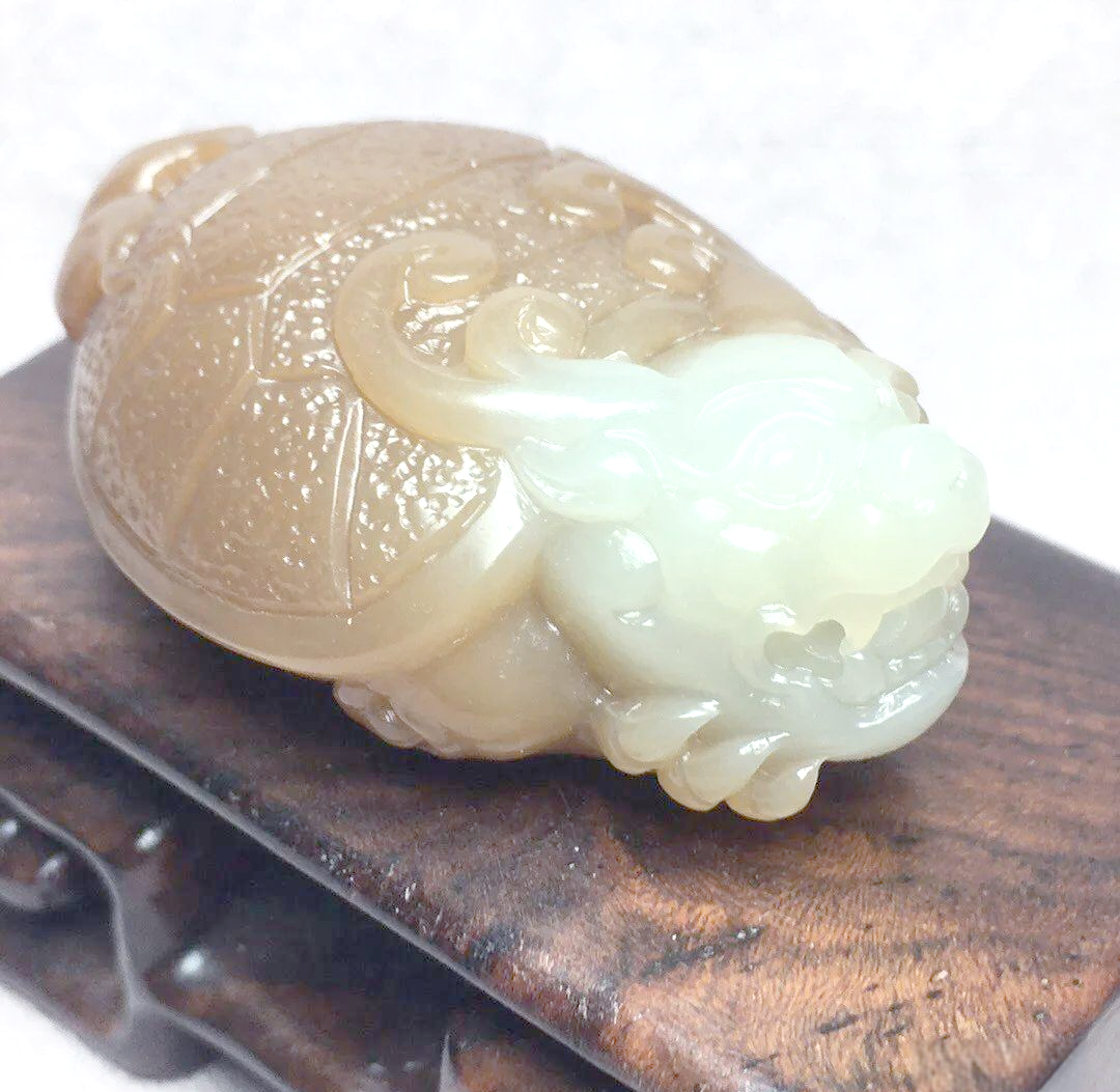 对于国家公务员,公司职员,企事业行政人员而言,将龙头龟佩戴在贴身