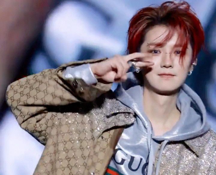 鹿晗音乐节眉钉 红发造型惊艳!被称国内爱豆界的白月光!