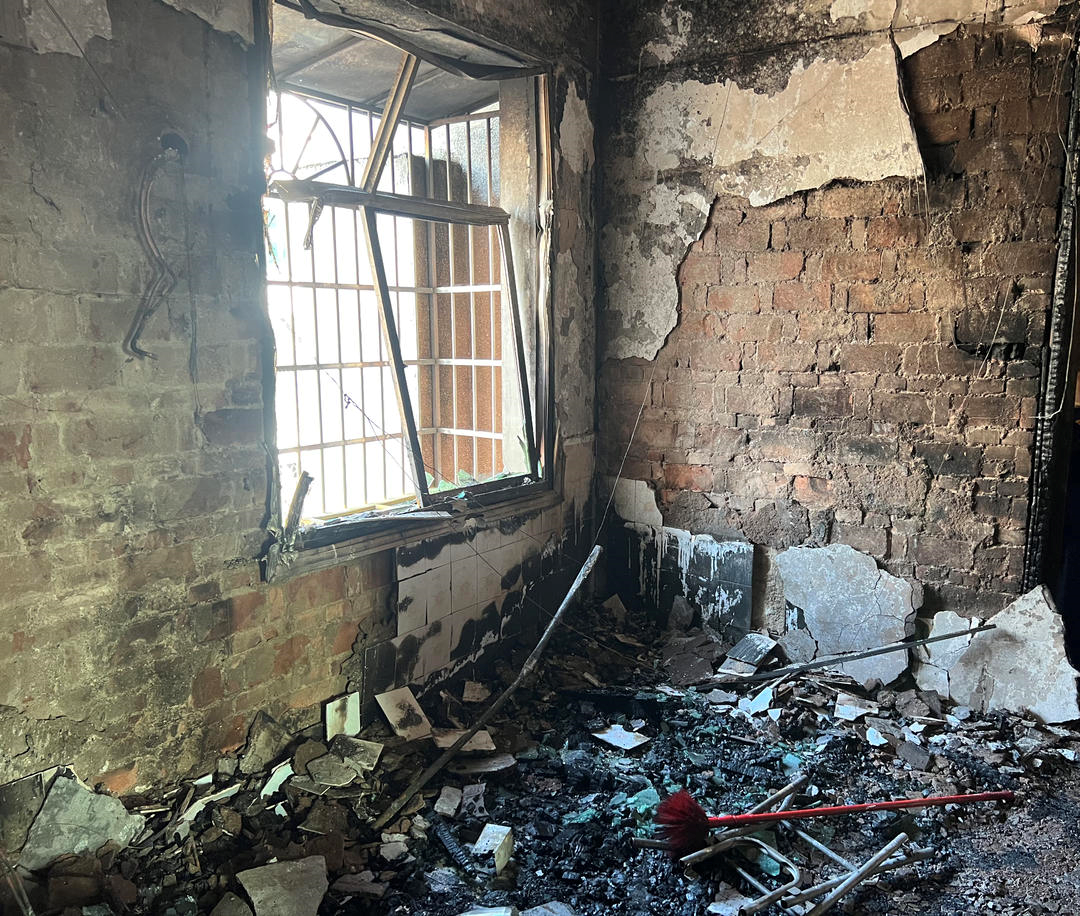 益阳失独老人家中电器着火烧毁房子,好在老人不在家