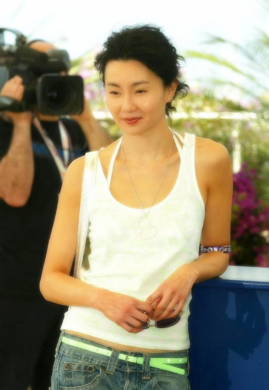 张曼玉以前出席戛纳红毯很随意,穿着赛车背心和牛仔裤.