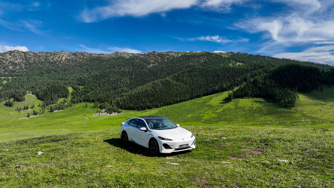 长安深蓝sl03横空出世,长安汽车快步走向电动化与智能化