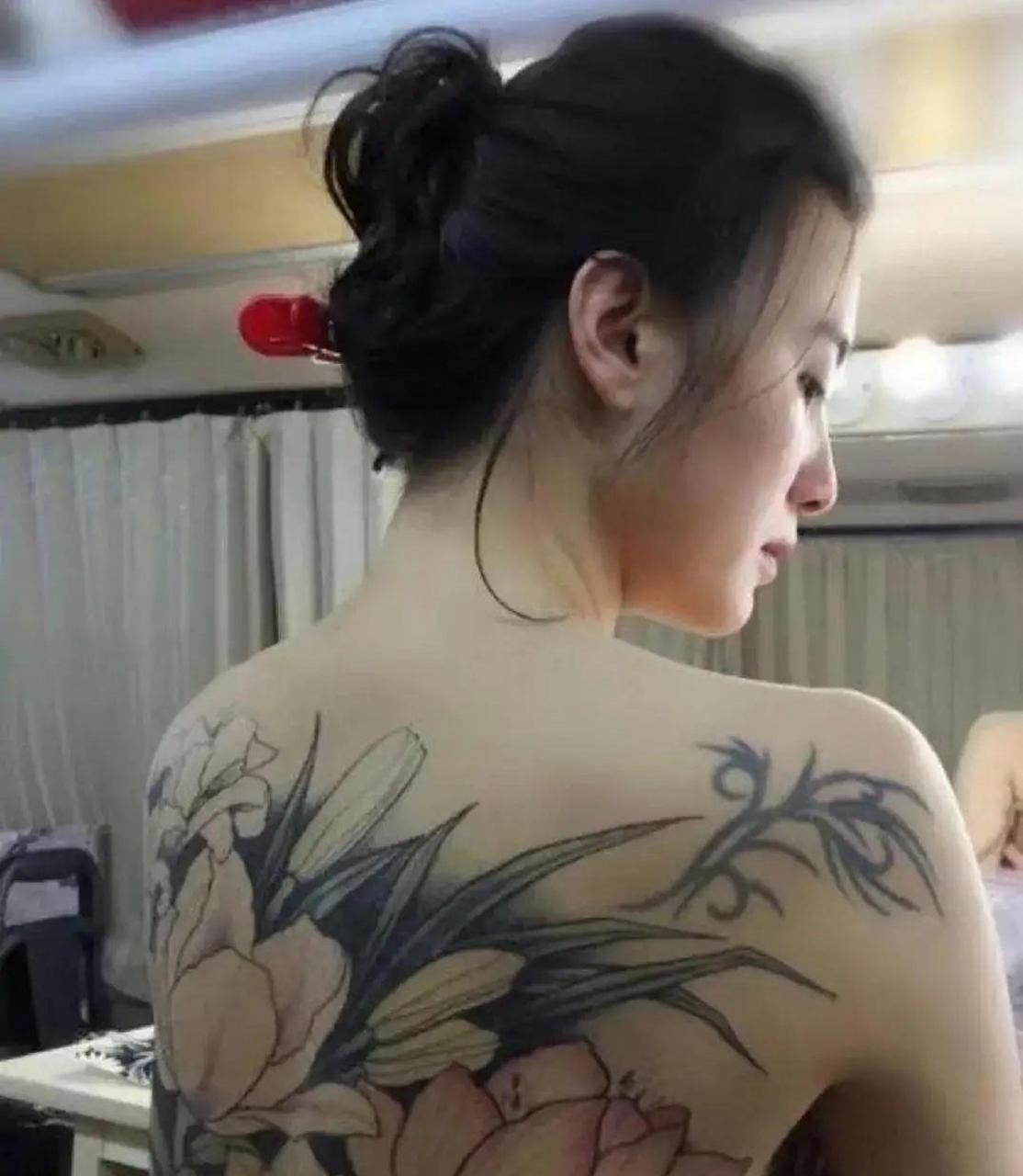 宋佳也喜欢纹身,这纹的是什么图案,占用了整个背部.
