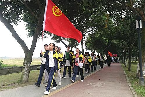 广汉市七一学校:入园赏秋景,远足练意志