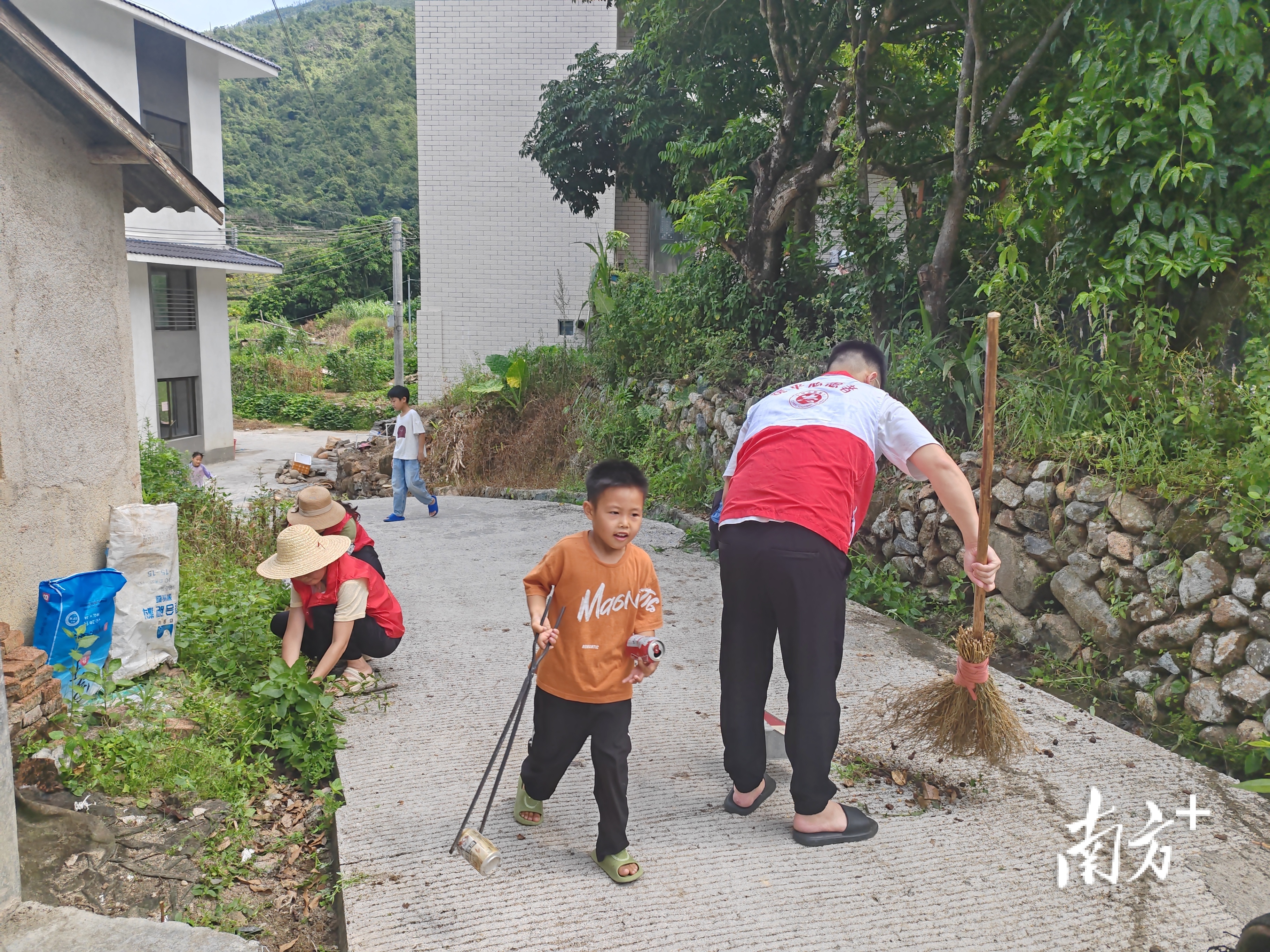 饶平新丰:返乡学生助力"清脏治乱"丨百千万·"潮"前跑