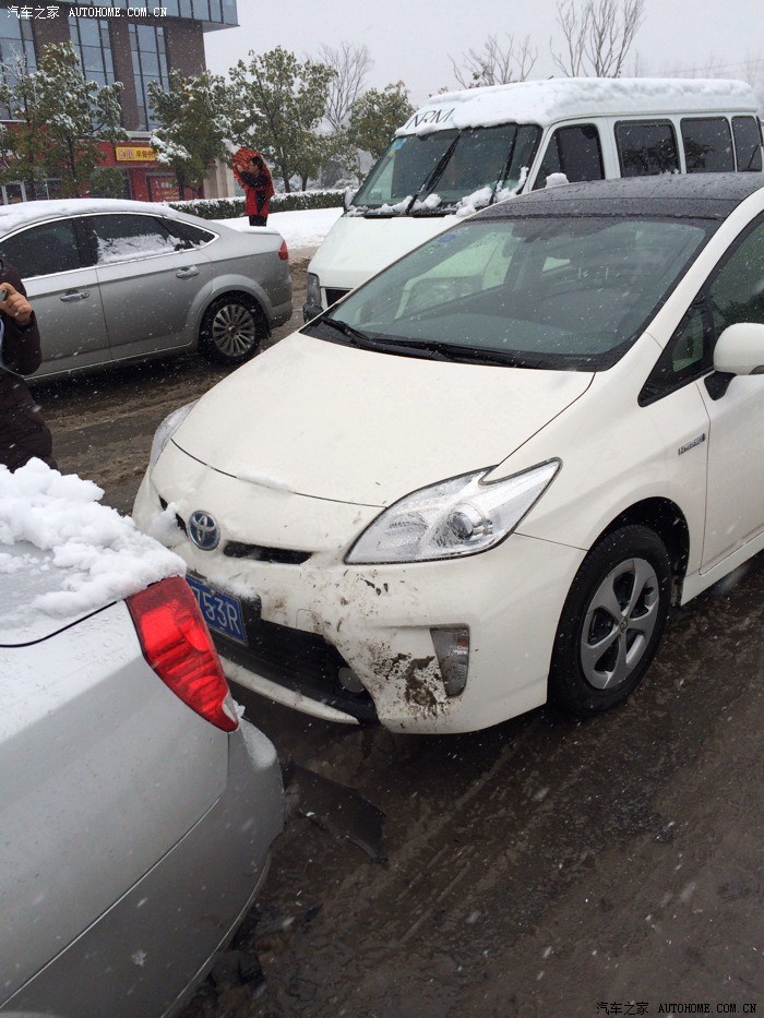 承德雪天車輛追尾事故多發車輛坡道打滑推車前行