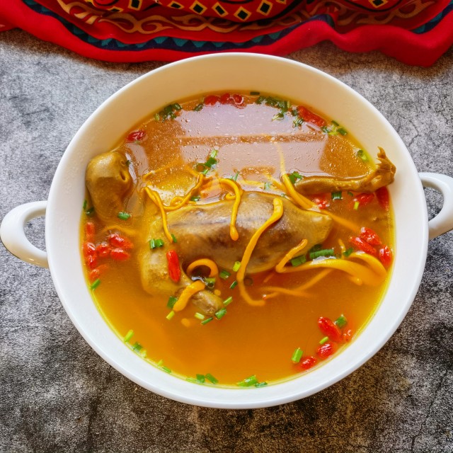 虫草花鸽子汤,颜色金黄,营养好喝