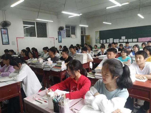 桂东一中第十八届校园文化艺术节暨第四届人文科技节开幕啦