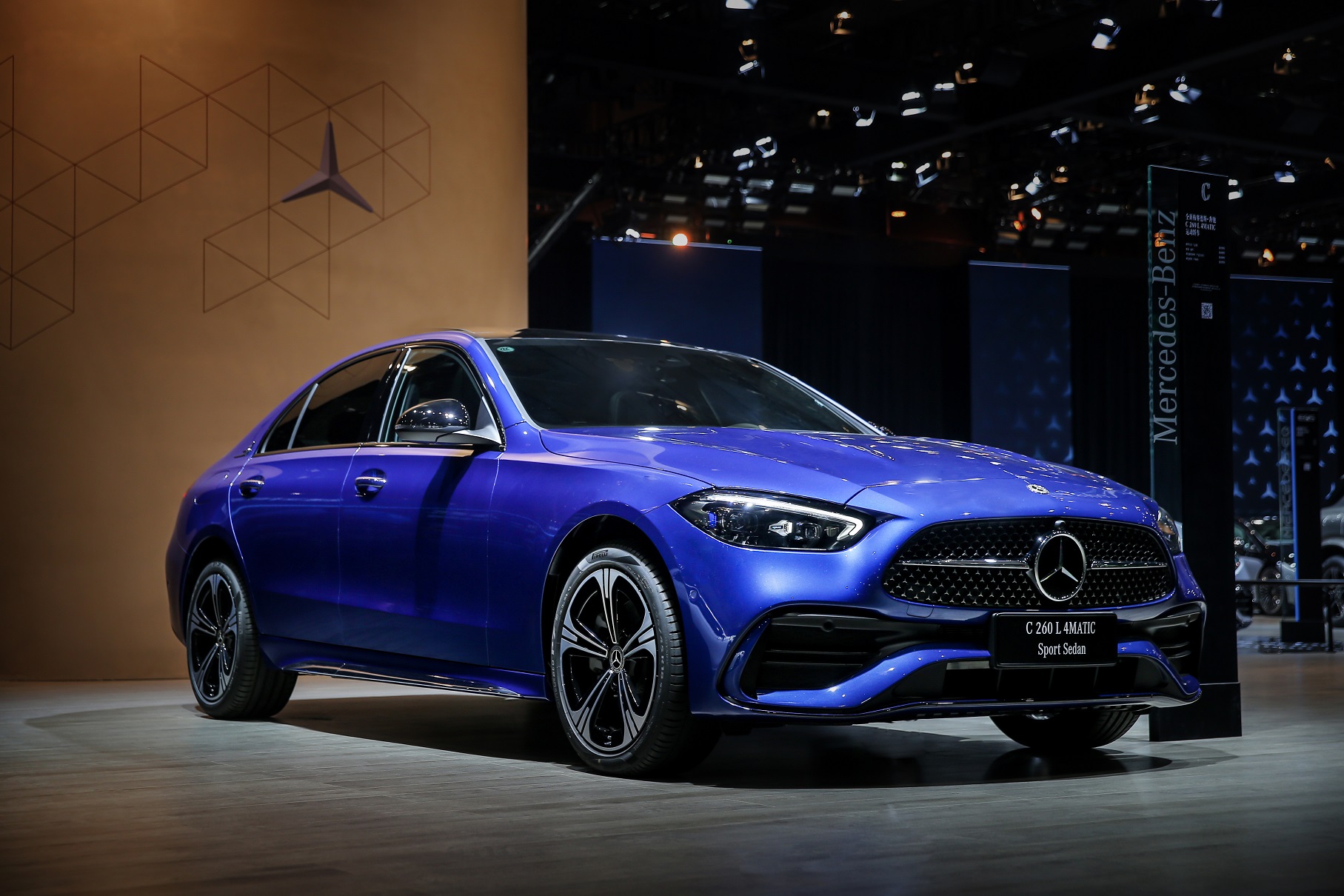 尾标mercedesbenz,贴哪里